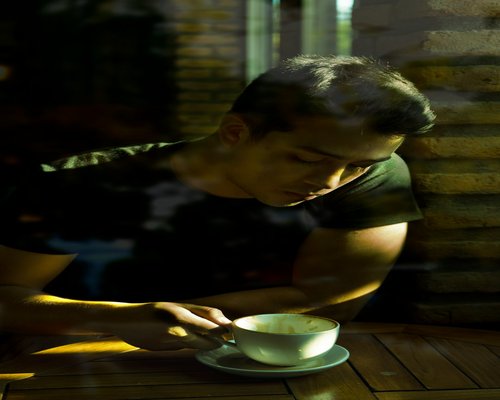 Suasana pagi dengan kopi dan sinar matahari